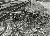 168994 Afbeelding van een set van vier trilstampers van de N.S., met aggregaat, te Eindhoven.